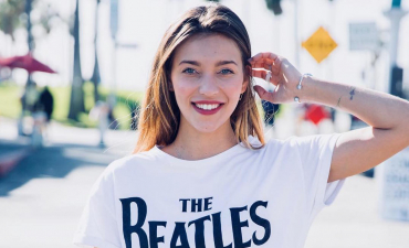 Вот это гибкость! Регина Тодоренко занялась йогой прямо в машине