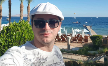 Сергей Притула улетел на отдых и публикует редкие фото с женой и детьми