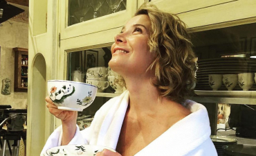 44-летняя Юлия Высоцкая восхитила стройной фигурой в бикини