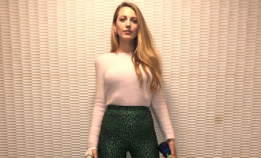 Блейк Лайвли позирует в стильных брюках клеш и в свитере с оголенной спиной