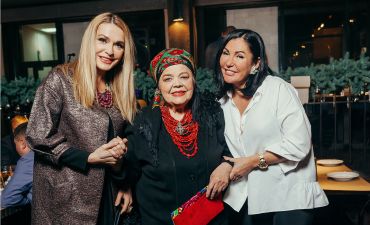 Клуб звездных мам: Юлия Айсина устроила теплую встречу с мамами украинских звезд