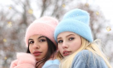 девушки в шапке