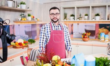 Руслан Сеничкин учит готовить Оливье