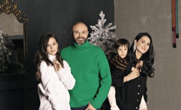 Маша Ефросинина с мужем Тимуром Хромаевым и детьми