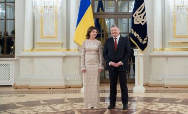 Марина Порошенко появилась на публике в роскошном платье и с элегантной укладкой