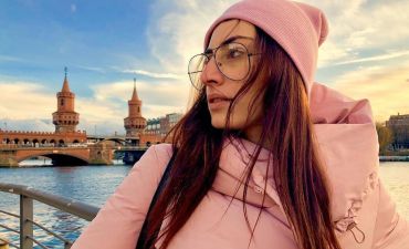 Экс-холостячка Роза Аль-Намри позирует в сексуальном платье-ночнушке