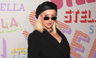 В стиле 90-х: Кристина Агилера блистает в милом берете и ретро-очках