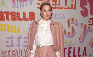 Нежнее нежного: Кейт Хадсон в розовом кожаном костюме