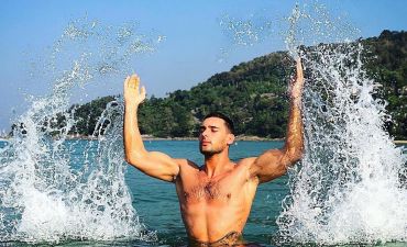 Фотофакт: Виталий Козловский позирует совершенно голым неизвестной девушке