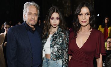 Кэтрин Зета-Джонс и Майкл Дуглас с дочкой