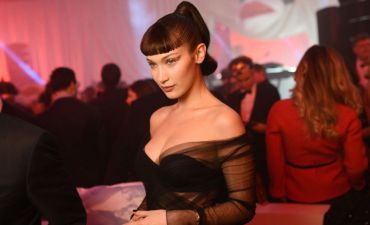 С короткой челкой и в прозрачном платье: Белла Хадид блистает во время бала-маскарада Dior