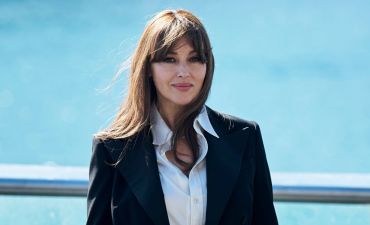 Моника Беллуччи похвасталась глубоким декольте