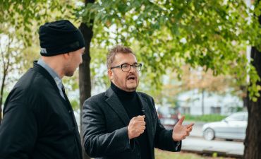 Александр Пономарев дает интервью на улице