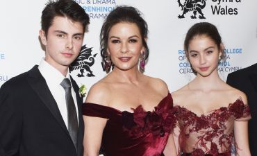 Кэтрин Зета-Джонс с сыном и дочкой