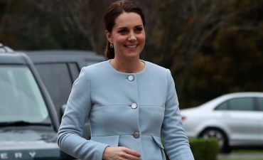 Беременная третьим ребенком Кейт Миддлтон подчеркнула округлившийся животик элегантным нарядом