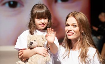 Ольга Фреймут вышла на подиум с «солнечным ребенком»