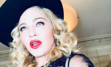 С припухшим лицом и голой грудью: Мадонна шокировала странным селфи