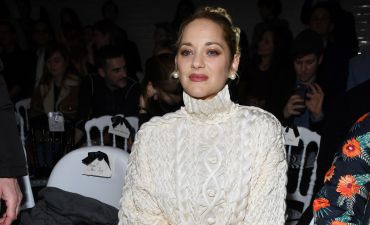 Стильный выход или модный провал? Марион Котийяр на показе в Париже