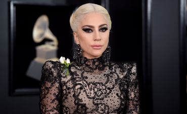 Готическая принцесса: Леди Гага удивила поклонников скромным образом на премии "Грэмми"