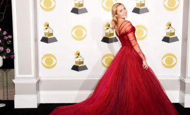 Словно принцесса диснеевских мультфильмов: Майли Сайрус восхитила пышным красным платьем