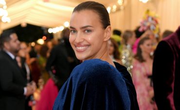 Ирина Шейк в Burberry на Met Gala 2019