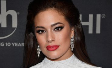 На грани: поклонники Эшли Грэм недовольны слишком откровенными снимками модели