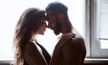 Андрей Кише обнимает незнакомку