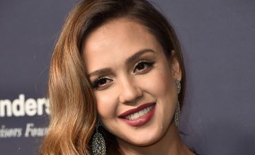 Настоящая: Джессика Альба расторгала домашним фото с новорожденным сыном