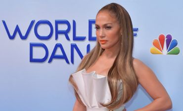 Короче некуда: Дженнифер Лопес появилась на публике в ультракоротком мини