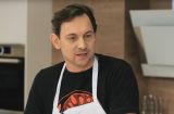 Романтический ужин для любимой жены: Валерий Харчишин готовит салат из креветок на гриле