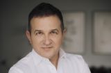 Юрий Горбунов на карантине играет на пианино и гитаре