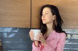 В гостях у звезды: Анастасия Кожевникова проводит карантин с мужем в загородном доме