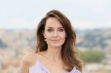 Такая же, как и на красной дорожке? В сеть попали домашние фото Анджелины Джоли