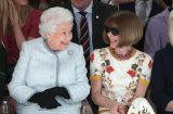 Неожиданно: 91-летняя королева Елизавета II посетила модный показ в Лондоне