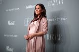 Беременная Ева Лонгория подчеркнула округлившийся живот шелковым платьем-ночнушкой