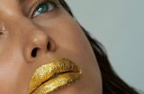 Вау! Ирина Шейк показала модную бьюти-новинку — золотую маску для губ