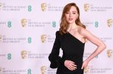 Звезда «Бриджертонов» Фиби Дайневор блистает в платье в Louis Vuitton на премии BAFTA-2021