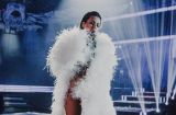 Ани Лорак вышла на сцену в сексуальном боди и белой шубе