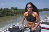 Ничего себе пресс! 48-летняя Руслана восхитила спортивным телом в топе и коротеньких шортах