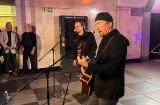 U2 в Україні: Боно та Едж заспівали у київському метро