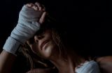 Она не стареет! 51-летняя Холли Берри показала стройную фигуру во время сложных поз в йоге