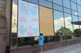 Квіти замість шрамів війни: діти розписали вибиті вікна в центрі столиці