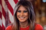 Джинсовая юбка и красный свитшот: Мелания Трамп вышла в свет в ярком наряде