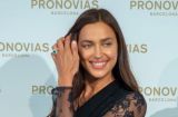 Руки в брюки: Ирина Шейк блистает в стильном комбинезоне