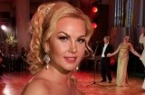 Камалия в пышном платье принцессы появилась на настоящем балу