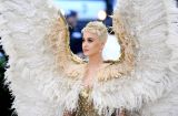 Рианна и Кэти Перри появились на обложке Vogue в грандиозных нарядах