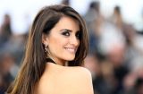 Пенелопа Крус показала точеную фигуру в облегающем комбинезоне Versace