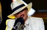 Дженнифер Лопес вышла в свет в эффектном белом смокинге и шляпе