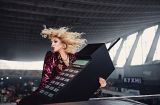 С гигантским телефоном посреди рынка: Оля Полякова презентовала новый клип