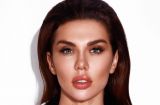 Анна Седокова взбудоражила сеть в соблазнительном мини-платье с глубоким декольте